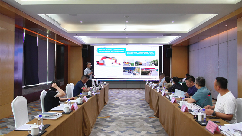 新能源公路綠籬修剪機新品發(fā)布與推介會在煙臺召開